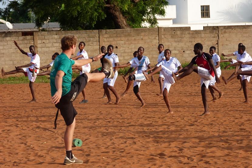 Exercices d'échauffement organisés par un volontaire de Projects Abroad dans le cadre de la mission en soccer au Togo Exercices d'échauffement organisés par un volontaire de Projects Abroad dans le cadre de la mission en soccer au Togo