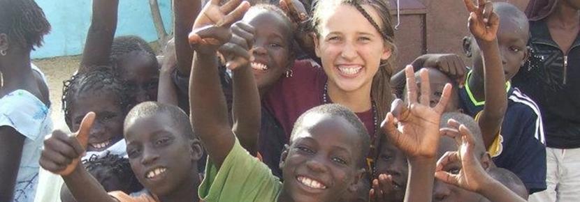 Mission humanitaire au Sénégal Un volontaire avec un enfant dans le cadre d’une mission humanitaire au Sénégal