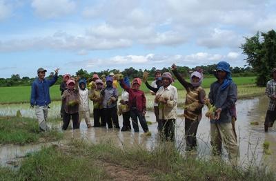 Projet culture khmère au Cambodge pour les 50 ans et plus Rencontre avec une communauté locale lors du projet culture khmère au Cambodge pour les 50 ans plus