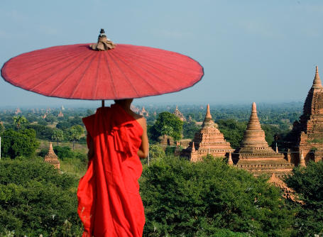 Le paysage du Myanmar Un moine observe le paysage du Myanmar