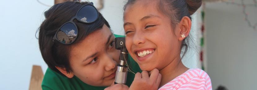 Un volontaire de Projects Abroad effectue un examen médical dans le cadre d’un programme communautaire à Guadalajara au Mexique. Un volontaire de Projects Abroad effectue un examen médical dans le cadre d’un programme communautaire à Guadalajara au Mexique.