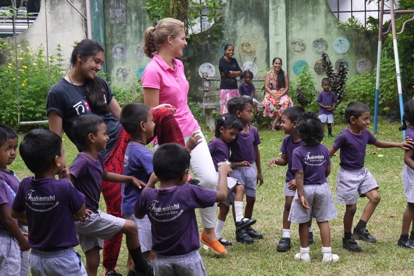 Des volontaires de Projects Abroad participent à des activités en plein air avec les enfants d’un centre d’accueil au Sri Lanka Des volontaires de Projects Abroad participent à des activités en plein air avec les enfants d’un centre d’accueil au Sri Lanka