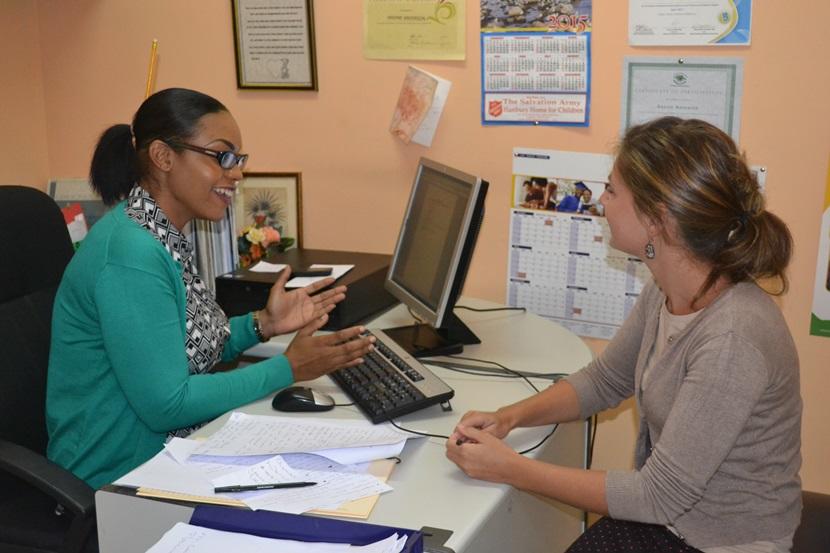 Un bénévole dialogue d’un cas avec un de ses collègues local, à l'Agence de développement pour les enfants en Jamaïque. Un bénévole dialogue d’un cas avec un de ses collègues local, à l'Agence de développement pour les enfants en Jamaïque.