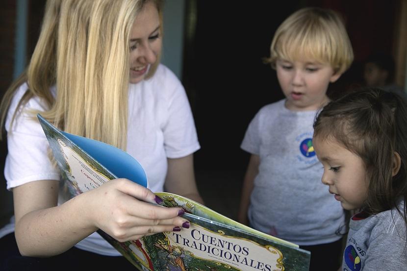 Une volontaire fait la lecture à des jeunes enfants au Costa Rica, dans le cadre d’une semaine solidaire humanitaire