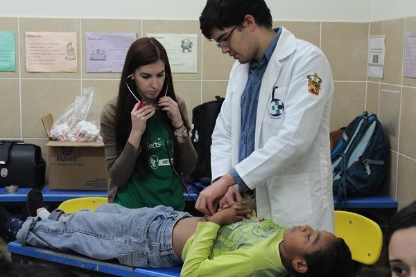 Une stagiaire en santé publique avec Projects Abroad aide à vérifier les signes vitaux d'un enfant sous la supervision d'un médecin local au Mexique. Les stages en médecine gagnent en popularité auprès des étudiants