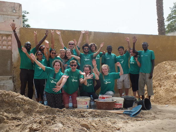 Un groupe de volontaire lors d’un chantier jeunes bénévoles et un membre du personnel local au Sénégal. Un groupe de volontaire lors d’un chantier jeunes bénévoles et un membre du personnel local au Sénégal.