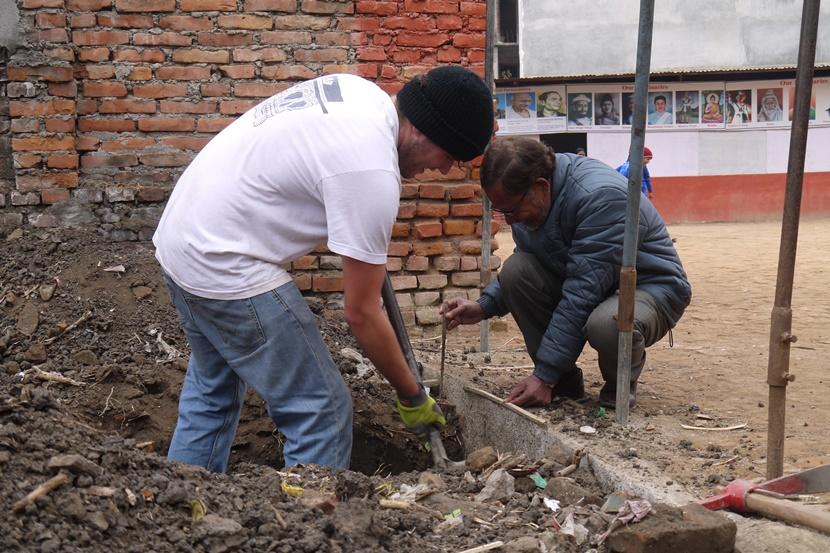 Les volontaires du projet d’aide aux sinistrés de Projects Abroad travaillent sur un site de la vallée de Katmandou, au Népal. Les volontaires du projet d’aide aux sinistrés de Projects Abroad travaillent sur un site de la vallée de Katmandou, au Népal.