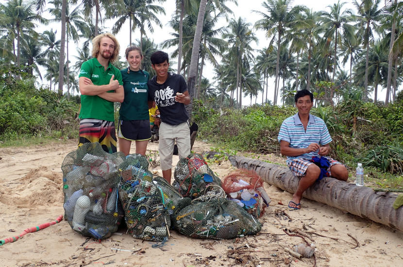 L’équipe de Projects Abroad et les volontaires collectent les déchets sur une plage au Cambodge lors du projet de plongée et conservation marine. L’équipe de Projects Abroad et les volontaires collectent les déchets sur une plage au Cambodge lors du projet de plongée et conservation marine.