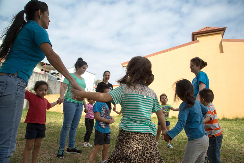 Des volontaires de Projects Abroad jouent pendant la récréation avec les élèves de leur classe de maternelle au Costa Rica. Des volontaires de Projects Abroad jouent pendant la récréation avec les élèves de leur classe de maternelle au Costa Rica.