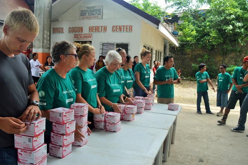 Des stagiaires en santé publique distribuent du larvicide afin d’endiguer l’épidemie de Dengue aux Philippines Des stagiaires en santé publique distribuent du larvicide afin d’endiguer l’épidemie de Dengue aux Philippines