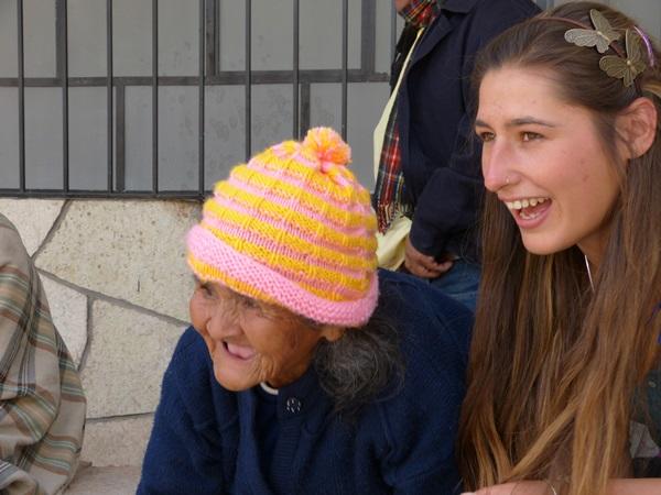 An elderly Peruvian woman and a Projects Abroad volunteer share a smile at a home in Cusco. A female volunteers spends time with a resident at a home for the elderly in Peru