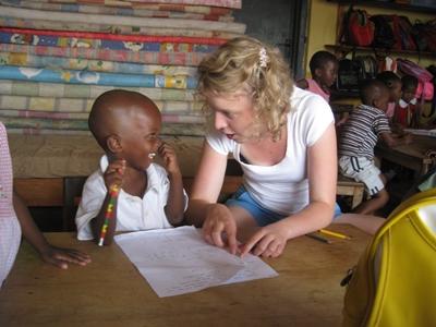 Aide humanitaire Afrique Volontaire apportant une aide humanitaire en Afrique